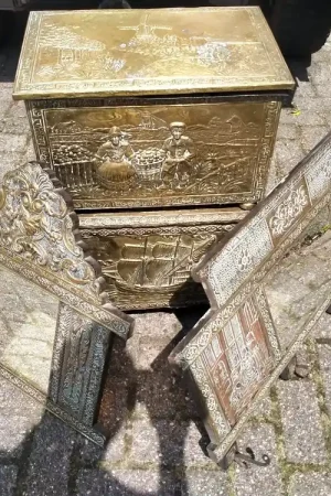 2 oude spiegels met koper beslagen Tijdelijk Beschikbaar